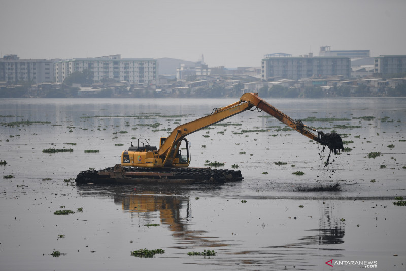 Pengerukan danau di Jakarta. (Foto: Antara)