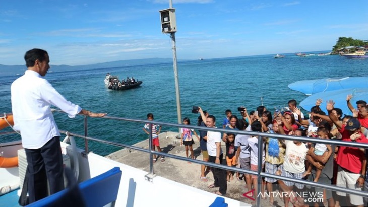 Joko Widodo di atas kapal. (Antaranews)