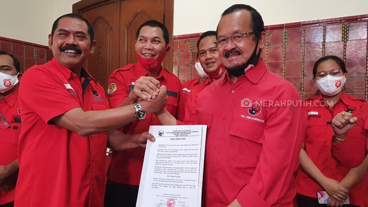  Achmad Purnomo menerima surat penolakan mundur daru cawali di Pilwakot Solo. (MP/Ismail)