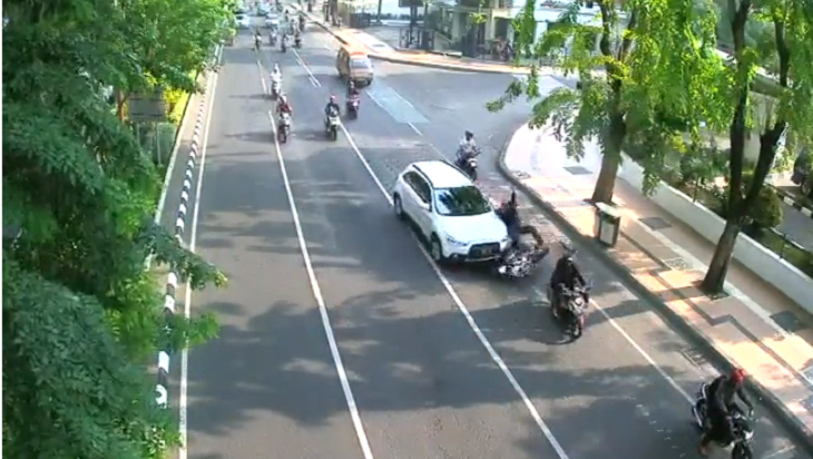 Detik-detik Mobil Outlander Tabrak Tiga Pemotor