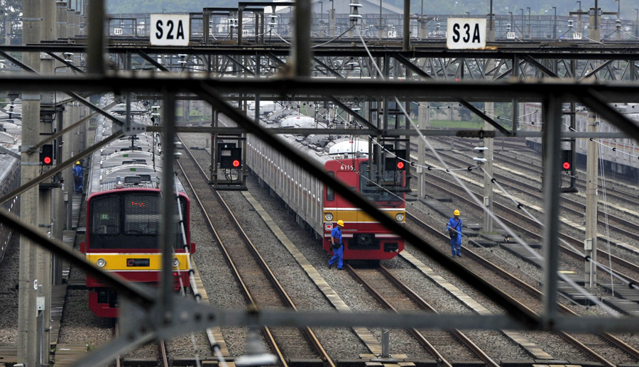 Hujan Deras, Sejumlah Jalur Lintasan KRL Terendam Air