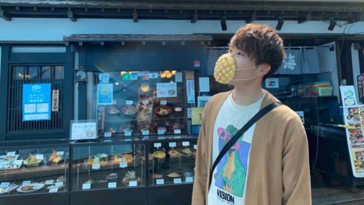 Unik, Jepang Buat Masker yang Terbuat dari Roti Melon
