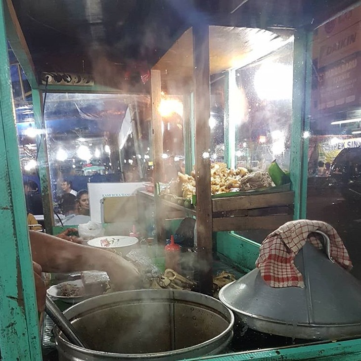 Pedangan sop sapi di Pasar Mambo. (Foto: instagram.com/primawatiwidjaya)