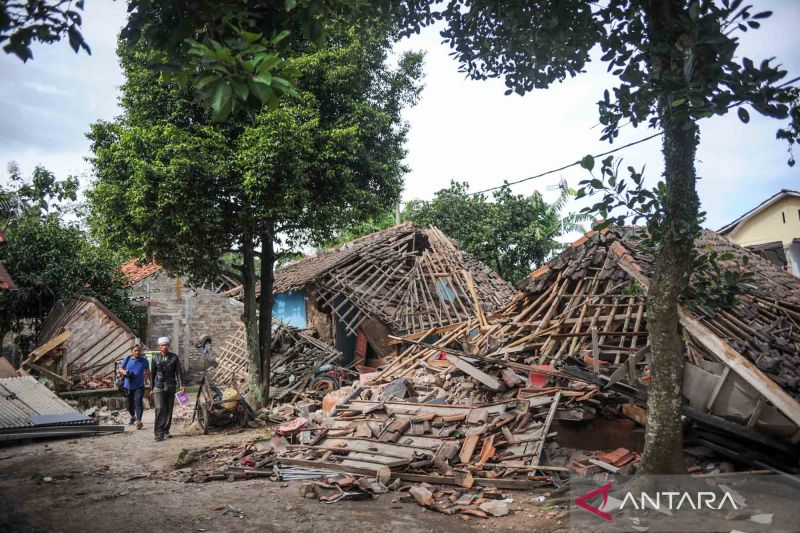 Jokowi Perintahkan Menteri PUPR Bangunkan Rumah Tahan Gempa di Cianjur
