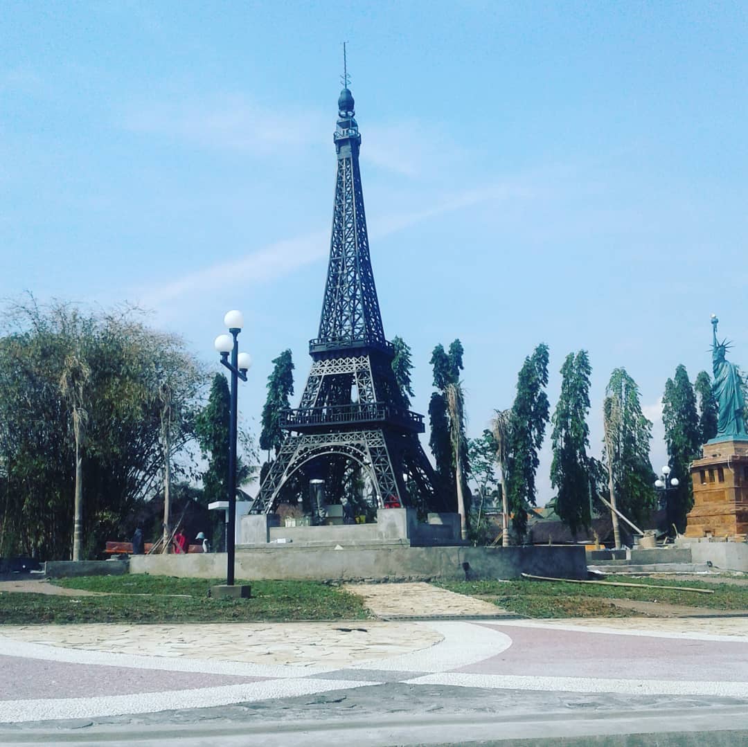 Replika Menara Eifeil di Bundaran Tiga Menara (Sumber: Instagram/monikarie)