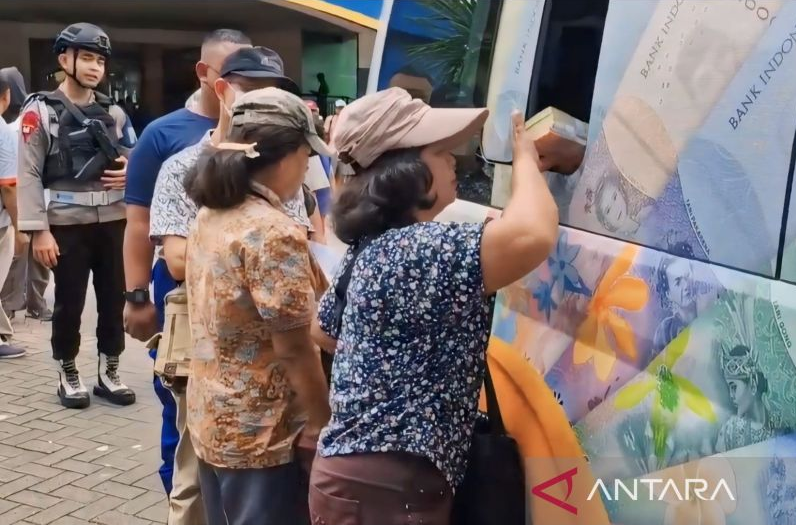 Perjuangan Warga Bekasi Hingga Bogor Antre Tukar Uang Baru di Rawa Bening