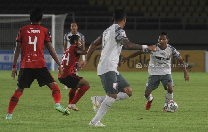 Laga Liga 2 antara PSG Pati vs Persis Solo di Stadion Manahan, Rabu (3/11). (MP/Ismail)