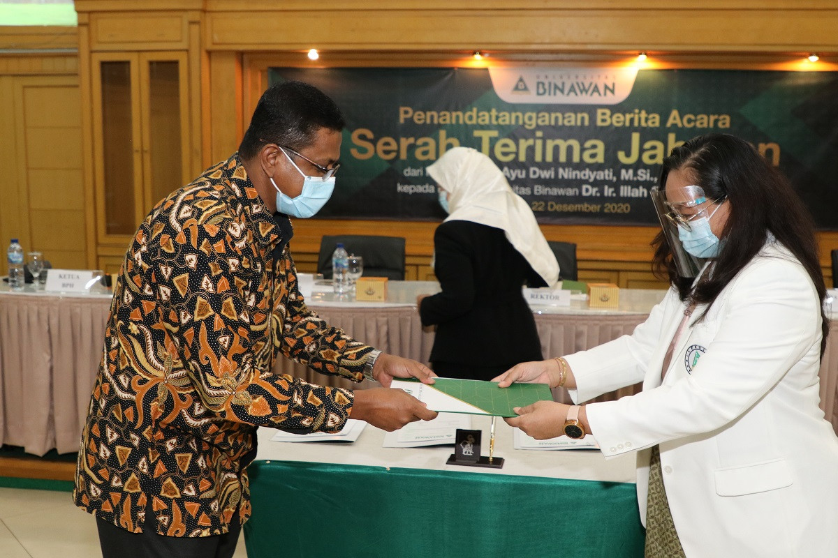 Serah terima jabatan rektor Universitas Binawan dari Dr Ayu Dwi Nindyati, M.Si., Psikolog kepada Dr Ir Illah Sailah, MS, di Jakarta, Rabu (23/12). Foto: dok Universitas Binawan