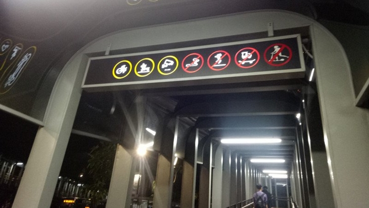 Rambu pelarangan skuter listrik di JPO Senayan pascapelarangan oleh Dishub DKI, Kamis (14/11/2019). (ANTARA/Livia Kristianti)