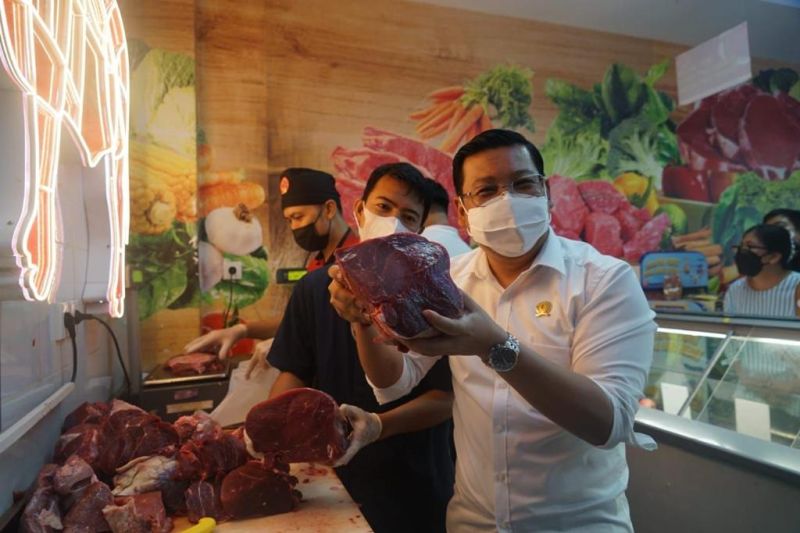 Kepala Badan Pangan Nasional Arief Prasetyo (kanan) melakukan pemantauan stok dan harga daging sapi di gerai penjualan daging di Jakarta, Selasa (26/4/2022). (ANTARA/HO-Badan Pangan Nasional)