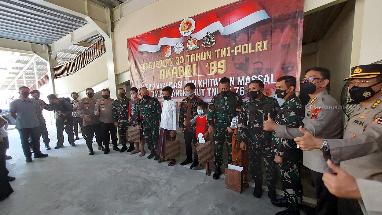 Alumni Akabri 1989 Gelar Sunatan Massal dan Vaksinasi COVID-19 di Solo