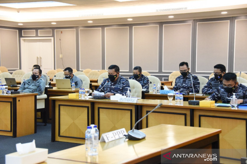 Kepala Staf Angkatan Laut (Kasal) Laksamana TNI Yudo Margono beserta jajaran saat menghadiri rapat kerja dan rapat dengar pendapat RUU Landas Kontinen di Gedung Nusantara II DPR RI, Jakarta, pada hari Kamis (2/9/2021). ANTARA/HO-TNI AL