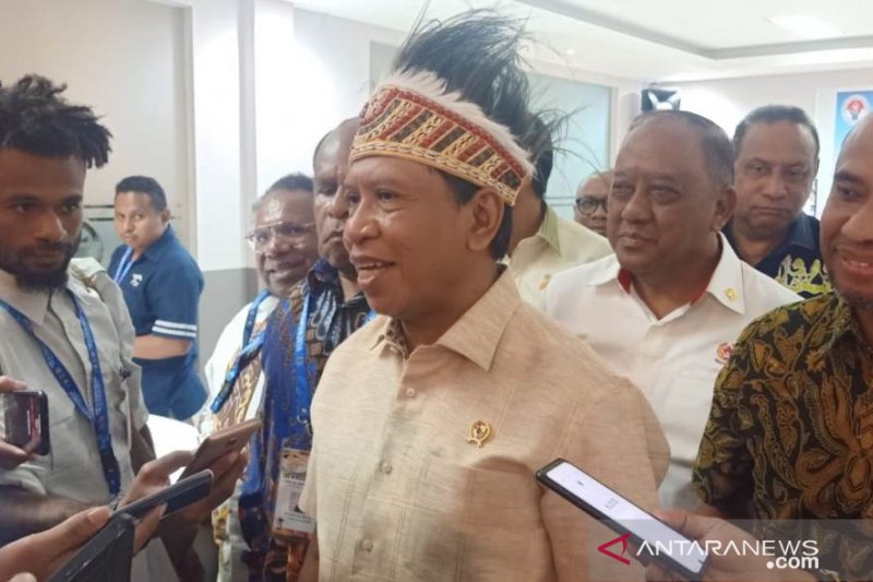 Menpora Zainudin Amali di sela acara  'Chef de Mission' (CdM) Meeting I KONI se-Indonesia di salah satu hotel ternama di Sentani, Distrik Sentani Timur, Kabupaten Jayapura, Papua, Kamis (13/2/2020) malam. (ANTARA/Alfian Rumagit)