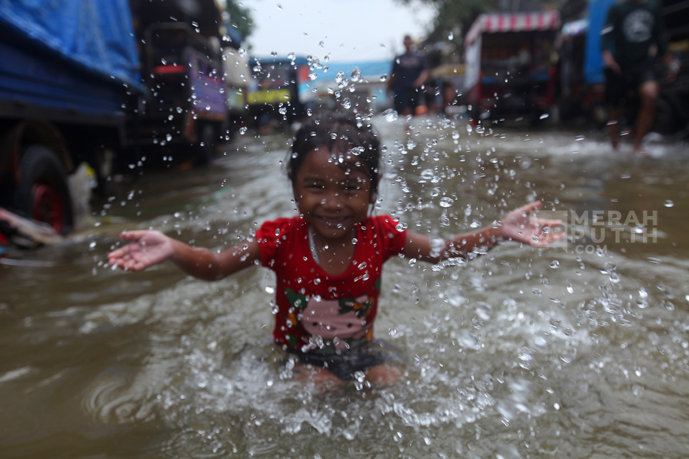 Serunya Anak-anak Pesisir Bermain Air Banjir Rob Muara Angke Jakarta