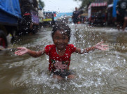 Serunya Anak-anak Pesisir Bermain Air Banjir Rob Muara Angke Jakarta