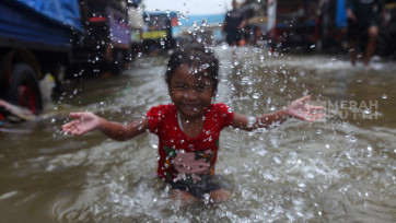 Serunya Anak-anak Pesisir Bermain Air Banjir Rob Muara Angke Jakarta