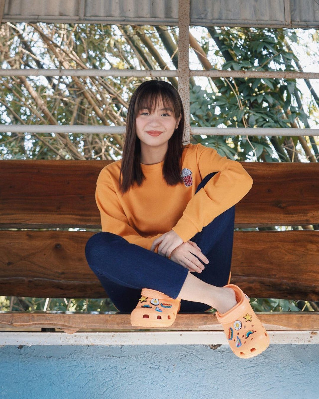 Jegging dan Crocs orange. (Foto INSTAGRAM/SHARLENESANPEDRO1)