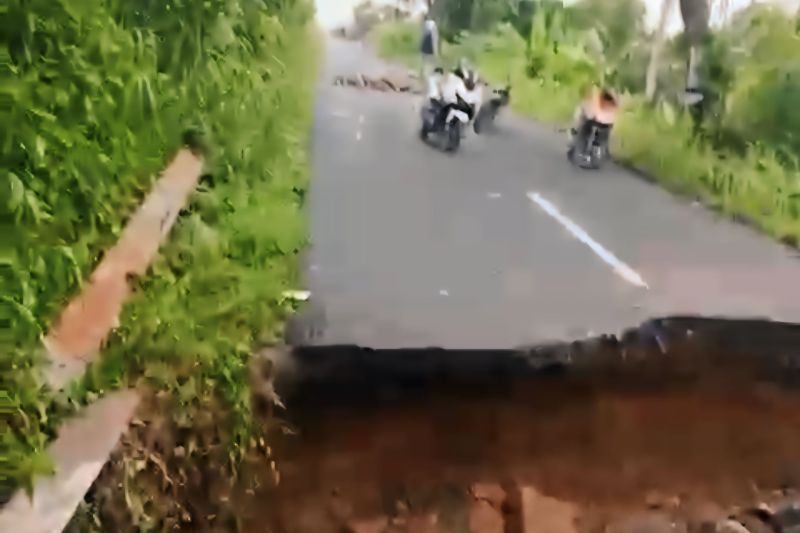 Jalan Utama Penghubung OKU Selatan dan Timur Sumsel Putus Akibat Longsor