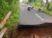 Jalan Utama Penghubung OKU Selatan dan Timur Sumsel Putus Akibat Longsor