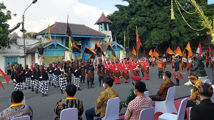 Pengunjung memadati Keraton Kasunanan Surakarta saat event budaya tarian prajurit. (MP/Ismail)