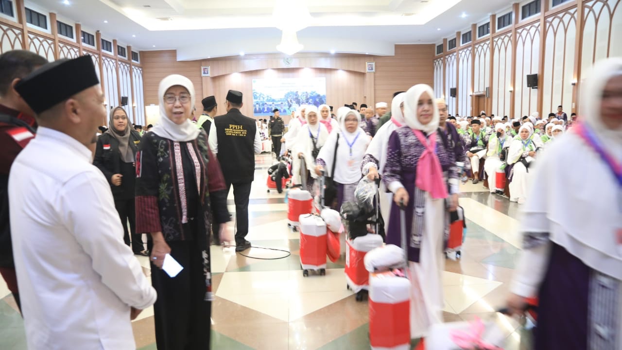 Lepas Kloter Pertama, Pemprov DKI Minta Jemaah Calon Haji Taati Aturan di Arab