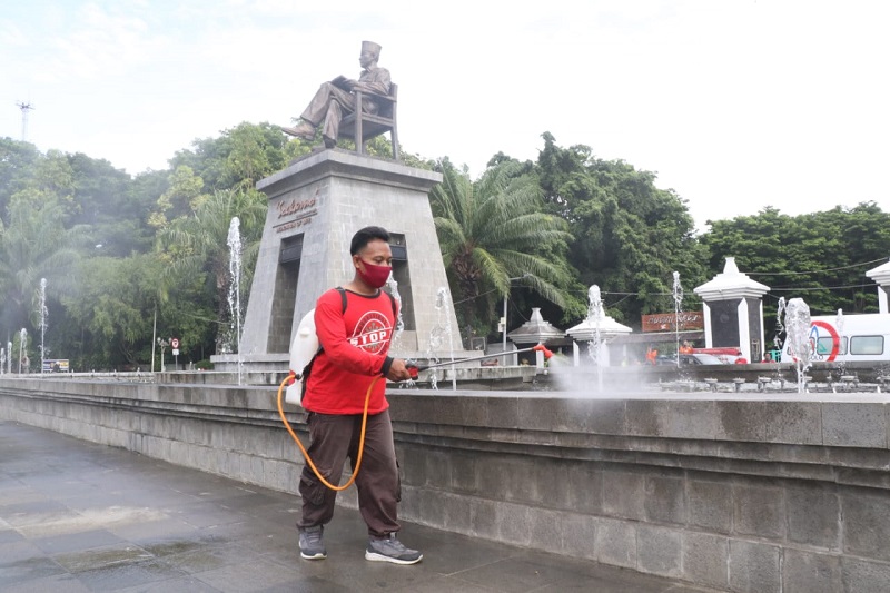 Petugas melakukan penyemprotan disinfektan di fasilitas umum. (MP/Ismail)
