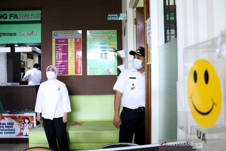 Wali Kota Arief didampingi Kepala Dinas Kesehatan meninjau kesiapan layanan kesehatan di masa pandemi. (ANTARA)