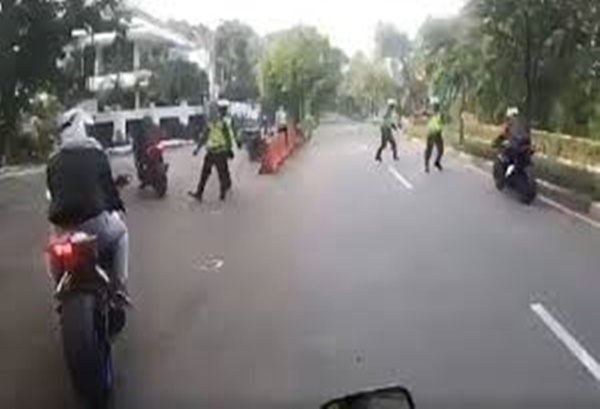 Polisi mengamankan kelompok Moge yang jadikan jalanan arena balap
