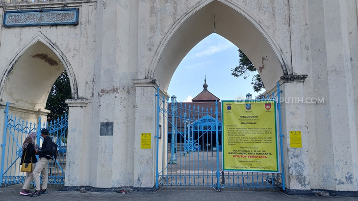 Jokowi Kurban Sapi Seberat 837 Kg di Masjid Agung Keraton Solo