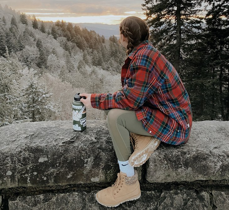 Selalu bawa botol air. . (Foto- Pexels/Courtney Hodgin)