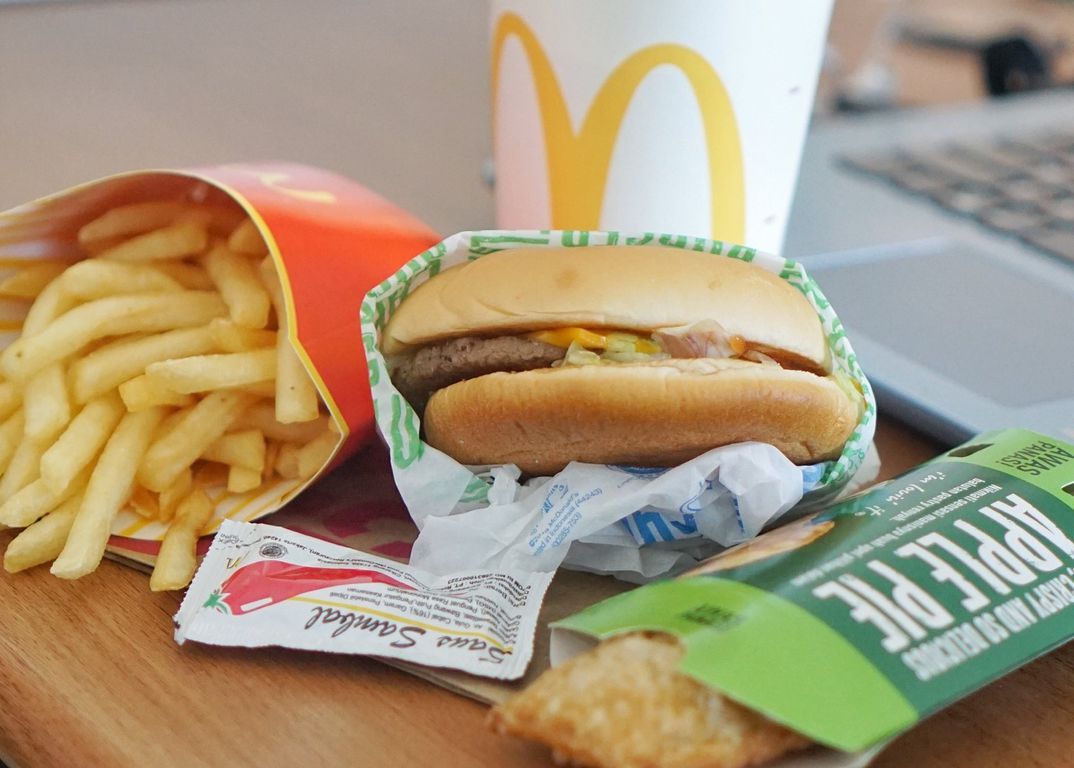 AS Gempar, 1 Orang Tewas dan Puluhan Sakit Setelah Makan McD