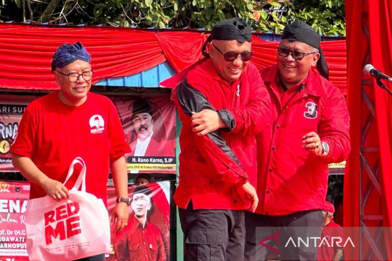 Teten Masduki Gabung PDI Perjuangan, Disematkan Jaket 'Wong Cilik' oleh Hasto