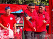 Teten Masduki Gabung PDI Perjuangan, Disematkan Jaket 'Wong Cilik' oleh Hasto