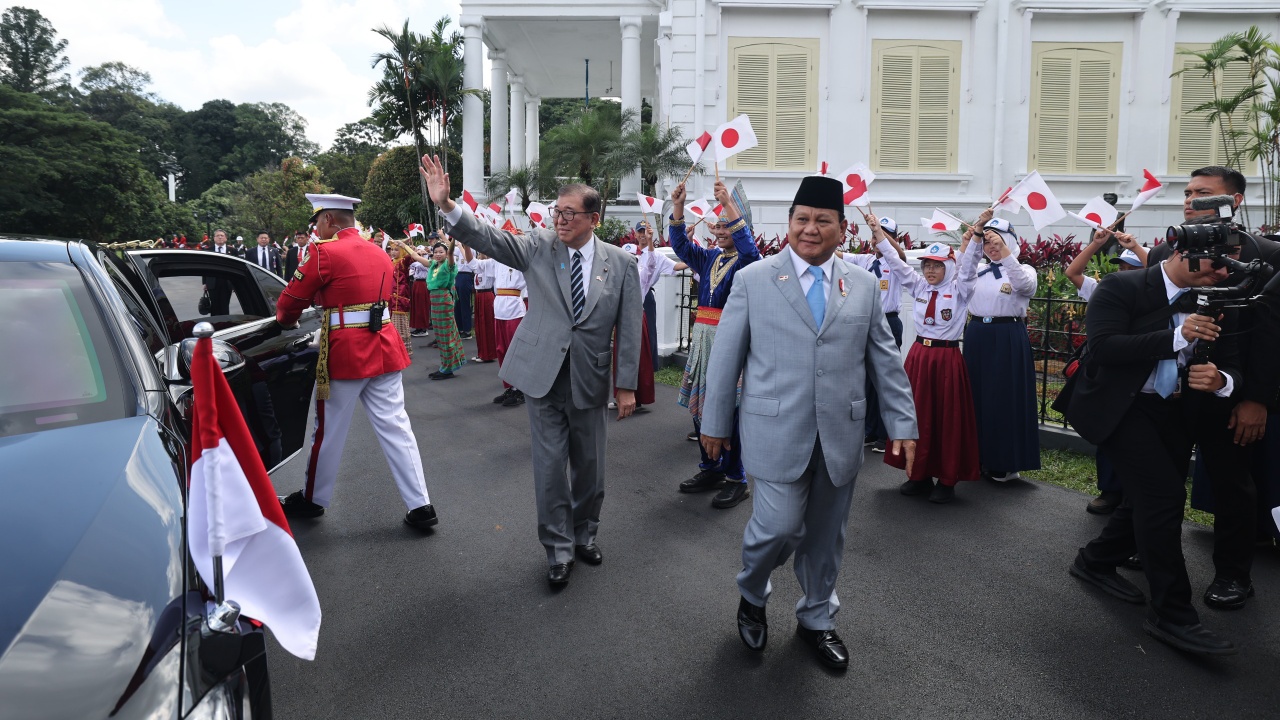 Momen Prabowo Sambut Meriah PM Jepang dengan Pasukan Kehormatan dan 21 Dentuman Meriam