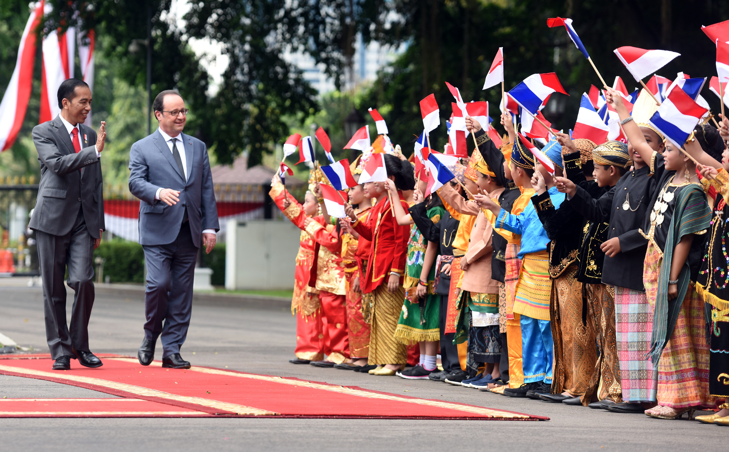 Lagu 'Maju Tak Gentar' Sambut Kedatangan Presiden Hollande di Istana Negara