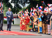 Lagu 'Maju Tak Gentar' Sambut Kedatangan Presiden Hollande di Istana Negara