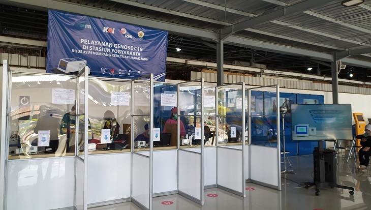Calon Penumpang tengah melakukan test COVID-19 dengan alat GeNose di Stasiun Tugu, Yogyakarta, Jumat (5/2). Foto: MP/Teresa Ika