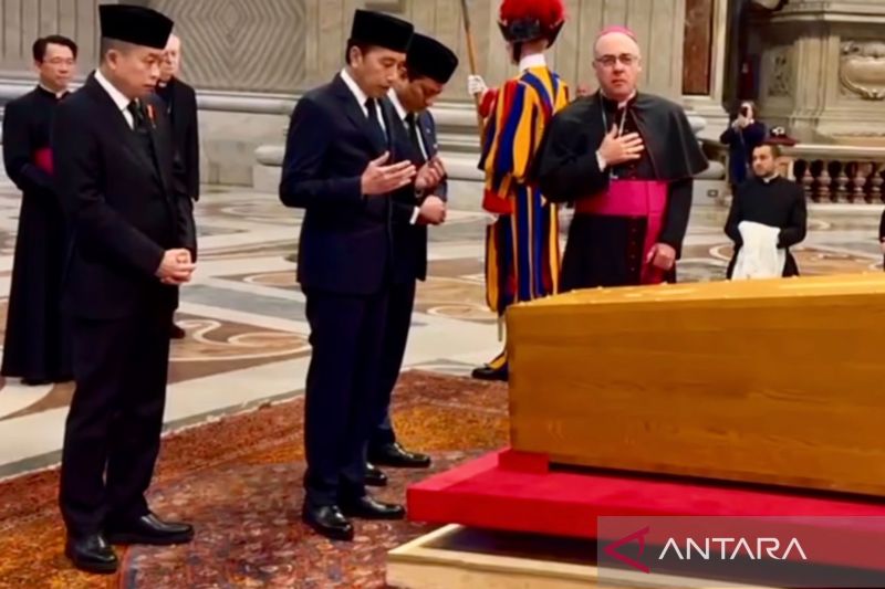 Jokowi Sampaikan Pesan Presiden Prabowo Saat Pemakaman Paus Fransikus