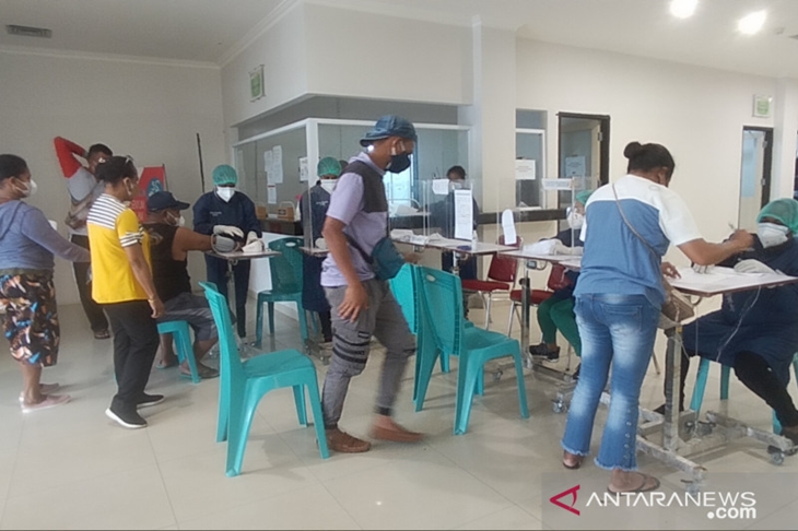 Penampakan aktivitas di IGD Rumah Sakit Provinsi Papua Barat. (ANTARA/HANS ARNOLD KAPISA)