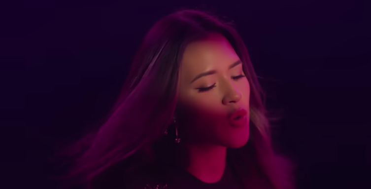 Tetap Bukan Kamu – Raisa feat. Rony Parulian: Saat Hati Tak Bisa Bohong Meski Sudah Berpisah