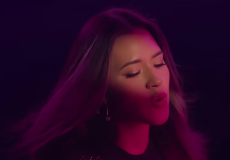 Tetap Bukan Kamu – Raisa feat. Rony Parulian: Saat Hati Tak Bisa Bohong Meski Sudah Berpisah
