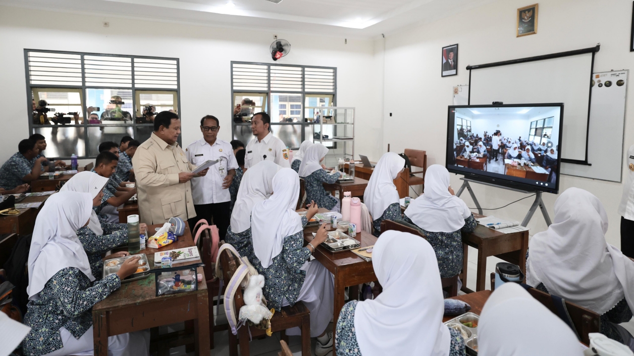 Prabowo Target Tiap Kelas Punya Smartboard, Digitalisasi Sekolah Digenjot