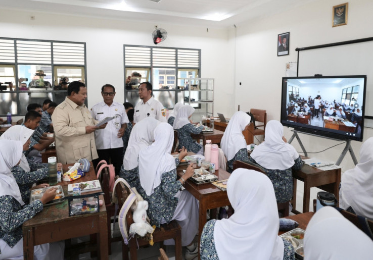 Prabowo Target Tiap Kelas Punya Smartboard, Digitalisasi Sekolah Digenjot