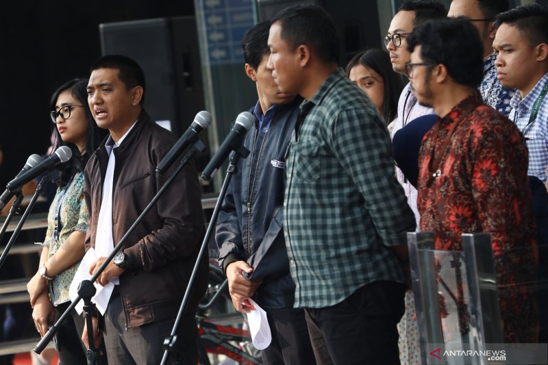 Ketua Wadah Pegawai KPK Yudi Purnomo Harahap (kedua kiri) memberikan keterangan pers tentang seleksi pimpinan KPK, di Gedung KPK, Jakarta, Senin (1/7/2019). ANTARA FOTO/Rivan Awal Lingga/ama.