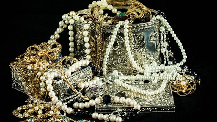 Perhatikan 3 Hal ini Kalau Kamu Sering Pakai Perhiasan!