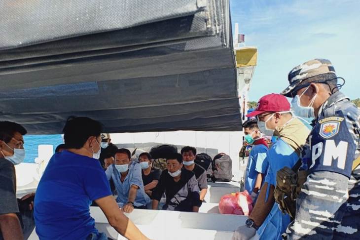 Enam WNA China yang ditemukan terdampar di perairan Rote Ndao. (Antara Foto/ HO-Polres Rote Ndao.) 