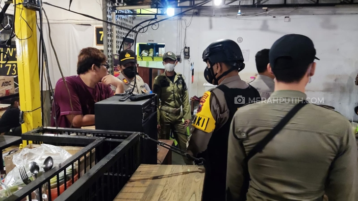 Satpol PP bubarkan acara nobar Liga 2 Persis Solo vs Persijap Jepara di rumah makan, Selasa (5/10) malam. (MP/Ismail)