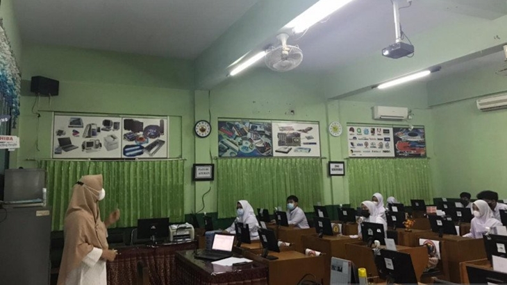 Para siswa terlihat antusias mengikuti pembelajaran tatap muka di SMK PB Soedirman 2 Cijantung, Jakarta Timur, Jumat (4/6/2021) ANTARA/Anisyah Rahmawati