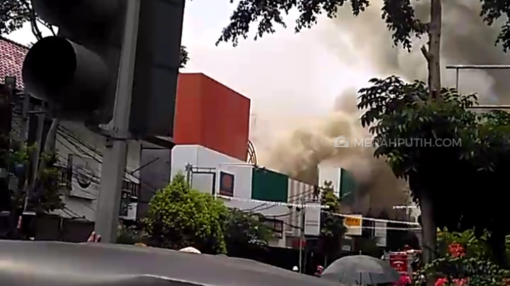 Ruko Ekspedisi JNE di Jalan Sabang Dilalap si Jago Merah