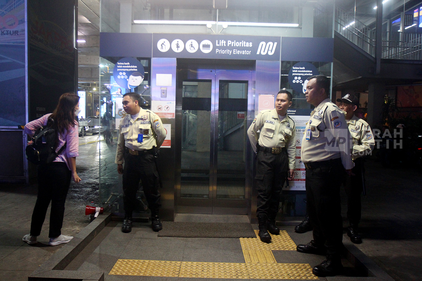 Kondisi Pintu Masuk Stasiun MRT Blok M Ditutup Usai Crane Jatuh 